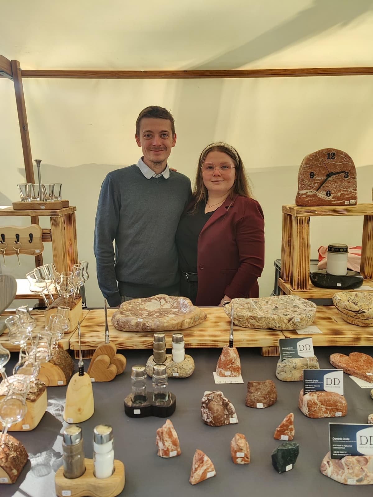 Dominik Drolle an seinem Marktstand mit Unikaten aus Stein und Holz